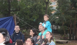 Du khách nước ngoài thích thú với trò chơi dân gian