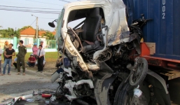 Xe khách tông xe container nát đầu, 7 người nhập viện