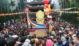 Clip: Biển người chen chúc tại lễ hội chùa Hương