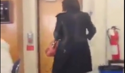 Giáo viên dạy thay bị học sinh ném giấy đuổi khỏi lớp học