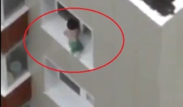 Đi bộ trên bậu cửa tầng 8, em bé cận kề cái chết