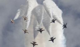 Xem máy bay nhào lộn điêu luyện trong Singapore Airshow