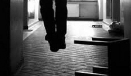 Phạm nhân lấy chăn treo cổ trong buồng giam