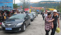 Bị cấm, xe biển xanh vẫn tràn ngập lễ hội Yên Tử