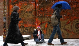 Một cư dân Thổ Nhĩ Kỳ dùng nylon quấn 3 tầng nhà để chống lạnh