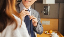 'Anh hứa vào khách sạn chỉ ôm em ngủ thôi!'