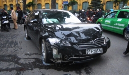 Toyota Camry gây tai nạn gần lăng Bác