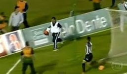 Nhân viên y tế chạy bán sống bán chết vì phá bóng trên vạch vôi