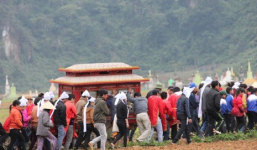 Mẹ ngất lịm trong lễ tang con gái nghi bị hiếp rồi giết