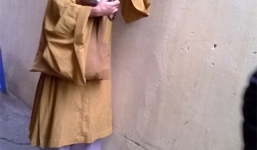 'Nhà sư' kỳ quặc hốt bạc trước cổng chùa Phúc Khánh