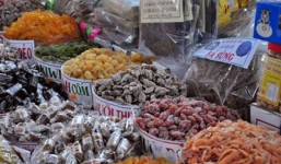 Nhấm ô mai rước chất độc vào người