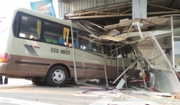 Tai nạn giao thông, 11 người bị thương mắc kẹt trong xe