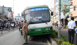 Xe buýt lao xuống dốc cầu, một người bị thương nặng
