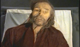 Sống cùng xác ướp chồng suốt 7 năm