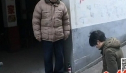 Nam sinh quỳ dưới mưa 6 giờ để xin lỗi người yêu