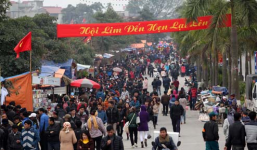 Video: Dòng người ùn ùn đổ về hội Lim nghe quan họ