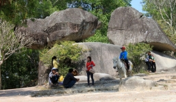 Hòn Mái ở di tích Hòn Trống Mái sắp... rơi