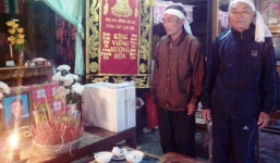 Bé gái 12 tuổi bị hung thủ dùng đá to đánh vào đầu