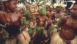 Phong tục kỳ quái: Phụ nữ cưỡng hiếp đàn ông