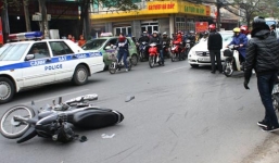 Xe Mercedes gây tai nạn liên hoàn, hất 2 người lên ca pô khi bỏ chạy