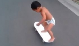 Cậu bé 2 tuổi mặc bỉm trượt ván cực điêu nghệ 