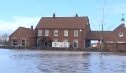 Anh: Dùng máy xúc đào hào để chống lụt