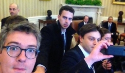 Nhà Trắng “nóng mắt” vì nhà báo Pháp chụp ảnh 'tự sướng'