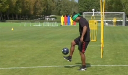 Rô “vẩu” ông vua bịt mắt tâng bóng