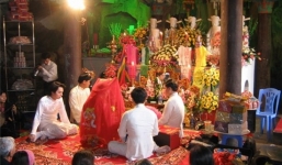 Sinh viên học hầu đồng ngay giữa lớp