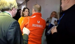 Tổng thống Putin ôm chặt nữ VĐV đồng tính