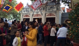 Video hàng ngàn người đi cầu tài lộc ở Phủ Tây Hồ