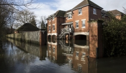 Biệt thự đẹp như tranh của các triệu phú Anh bị lũ nuốt chửng