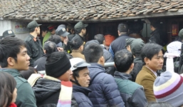 Dòng người xếp hàng chật cứng Đền Trần chờ xin ấn