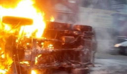 Hiện trường vụ xe tải bốc cháy dữ dội sau khi gây tai nạn