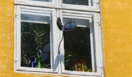 Hàng xóm lắp gương chụp hơn 100 bức ảnh phụ nữ khỏa thân