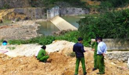 Xác chết lõa thể, đang phân hủy nổi trên mặt hồ