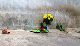 Xác người đàn ông chết bên đường, có nhiều vết dao đâm