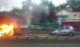 Taxi húc xe tải cháy rụi tại cao tốc Thăng Long - Nội Bài