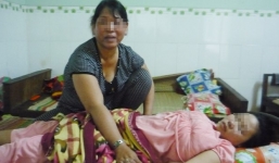 Bị tâm thần, người mẹ 16 tuổi thả con vào lu nước