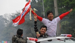 CĐV Hải Phòng rải tiền âm phủ, đốt pháo tiến vào Hàng Đẫy