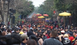 Hàng chục nghìn người dân chen nhau trong lễ hội Đền Và