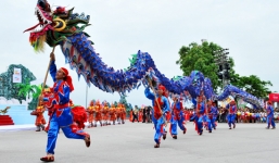 Lê thê ăn chơi sau Tết: Có nên dẹp bớt lễ hội?