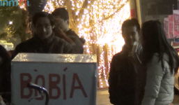 Clip: 'Cháy túi' Valentine sinh viên đổ ra đường ăn uống