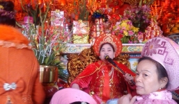 'Đại gia” hầu đồng mở tiệc 2.000 mâm cỗ miễn phí ở Hải Dương