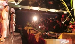 Sốc với màn khỏa thân khai trương nhà hàng