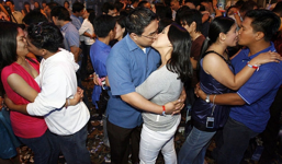 Clip: Hàng trăm cặp đôi ôm nhau 'xem phim dưới ánh trăng'