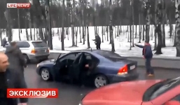 Thích thú xem đấu súng điên cuồng giữa phố