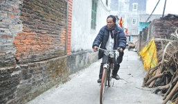 Chuyện khó tin về người đàn ông mù biết đi xe đạp có 10 vợ