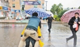 Chàng trai để bạn gái đi giày cao gót cõng qua đoạn đường ngập