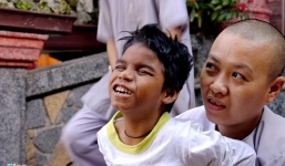 Bé người rừng ở Khánh Hòa leo bậc thang bằng động tác lạ